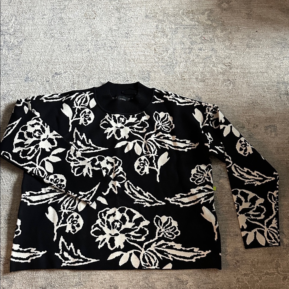 Cyrus black and cream sweater, size XL
NWT